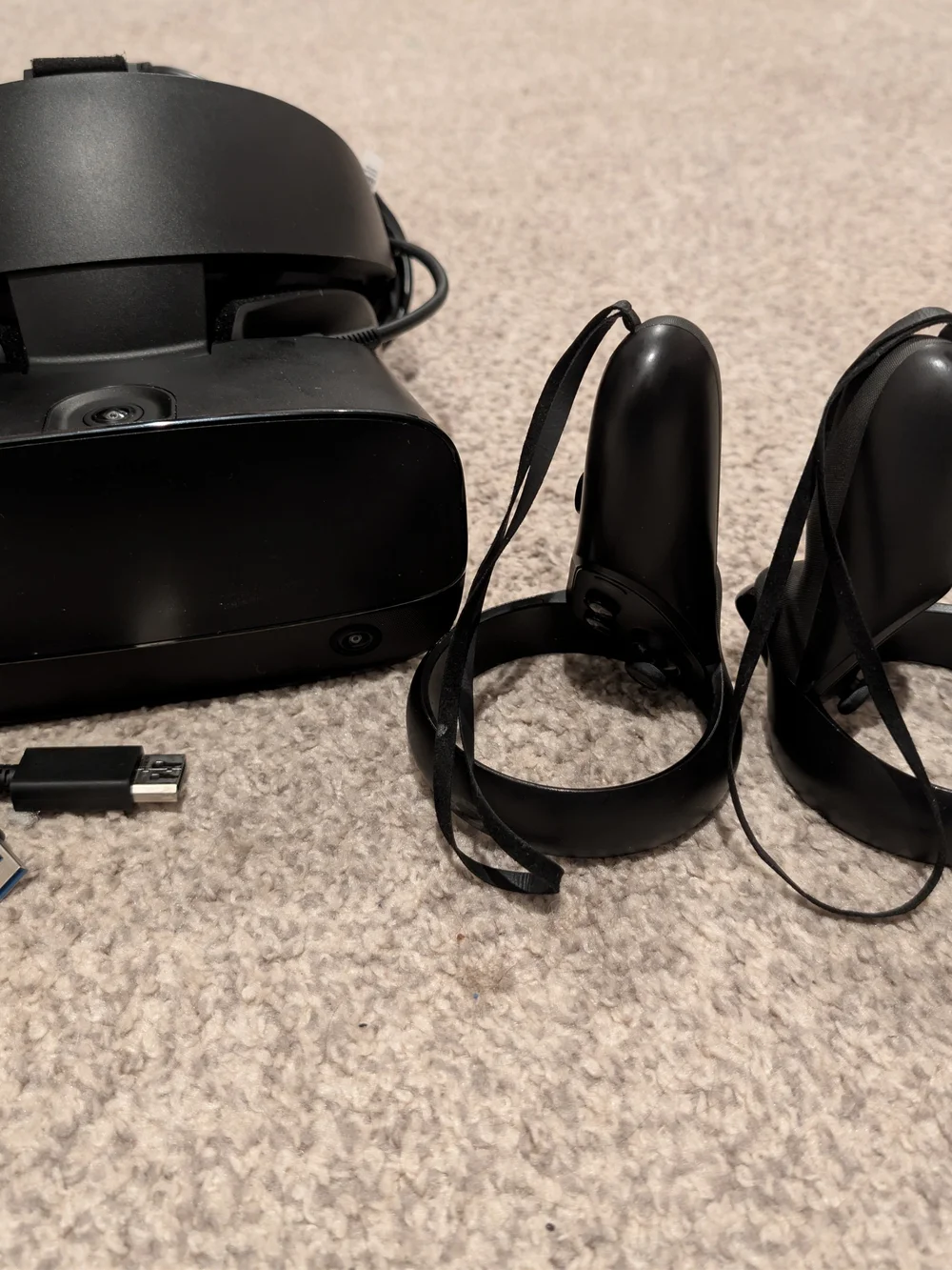 USED BUT IN GREAT CONDITION Oculus Rift S VR Headset and controllers:
